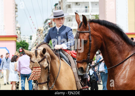 Séville, Espagne - 29 Avril 2015 : jeune cheval-cavalier de prendre une marche par la foire de Séville. Banque D'Images