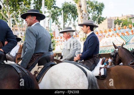 Séville, Espagne - 23 Avril 2015 : les cavaliers de prendre une marche par la foire de Séville. Banque D'Images