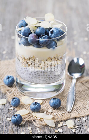 Les graines de Chia pudding aux bleuets Banque D'Images