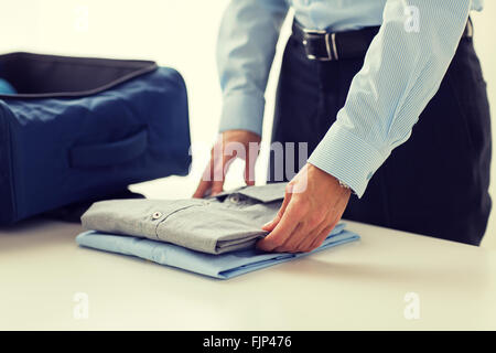 Businessman vêtements d'emballage dans un sac de voyage Banque D'Images