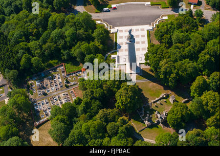 Meuse (55), Montfaucon d'Argonne, Butte de Montfaucon, cimetiere, monument aux soldats américains et ruines du monastère detruit Banque D'Images