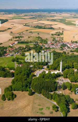 Meuse (55), village de Montfaucon d'Argonne et Butte de Montfaucon (vue aerienne) // France, Meuse (55), Montfaucon d'Argonne v Banque D'Images