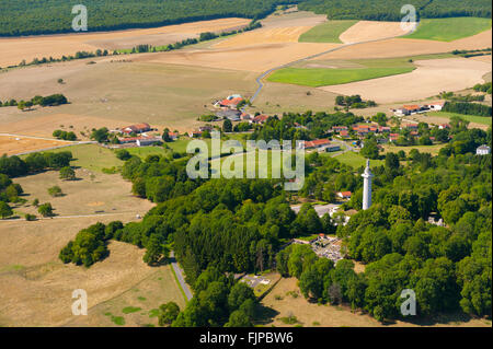 Meuse (55), village de Montfaucon d'Argonne et Butte de Montfaucon (vue aerienne) // France, Meuse (55), Montfaucon d'Argonne v Banque D'Images