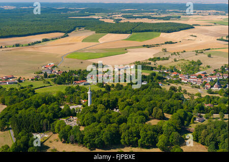 Meuse (55), village de Montfaucon d'Argonne et Butte de Montfaucon (vue aerienne) // France, Meuse (55), Montfaucon d'Argonne v Banque D'Images