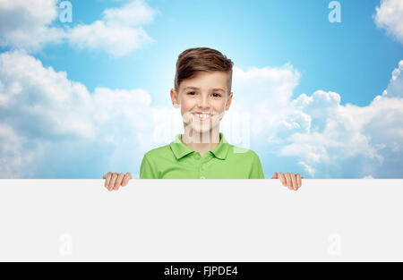 Happy boy en t-shirt holding blank blanc Banque D'Images