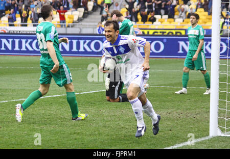 Kiev, UKRAINE - le 14 avril 2012 : Carlos Correa de Dynamo Kiev (R) réagit après il a marqué un but au cours de au cours de l'Ukraine Championshi Banque D'Images