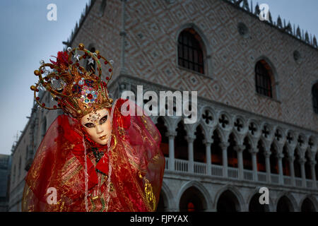 Une femme habillé pour le Carnaval de Venise, Italie Banque D'Images