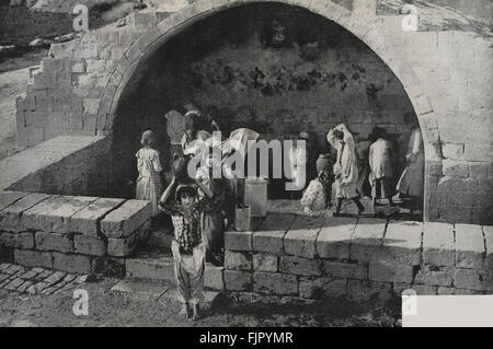 Les jeunes filles de prendre l'eau du puits en 1930 en Terre Sainte - pas très différente de l'époque biblique Banque D'Images