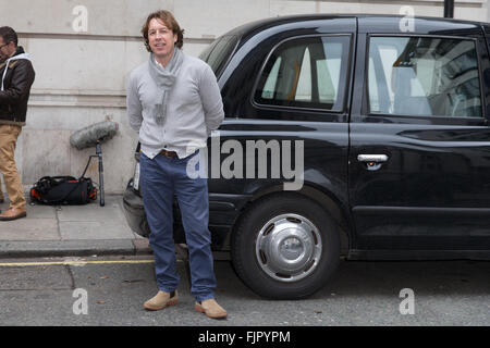 Mason McQueen le chauffeur de la série, "Terry et Mason's Great Food Trip', que l'on voit en arrivant à la radio 2 studio pour rendre hommage à Sir Terry Wogan. En vedette : Mason McQueen Où : Londres, Royaume-Uni : 01 févr. 2016 Lorsque Banque D'Images