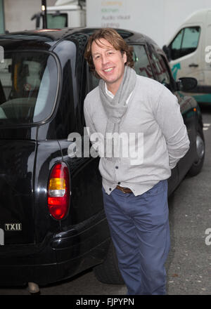 Mason McQueen le chauffeur de la série, "Terry et Mason's Great Food Trip', que l'on voit en arrivant à la radio 2 studio pour rendre hommage à Sir Terry Wogan. En vedette : Mason McQueen Où : Londres, Royaume-Uni : 01 févr. 2016 Lorsque Banque D'Images