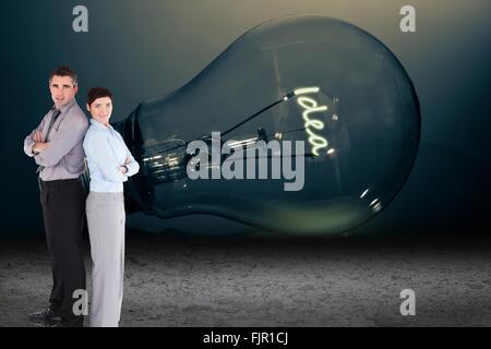 Business people standing in front of Light bulb Banque D'Images