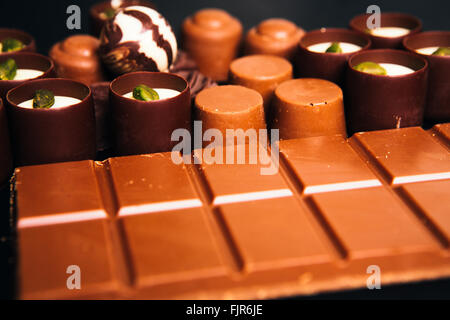 De nombreux bonbons de chocolat à la Pistache sur fond noir Banque D'Images