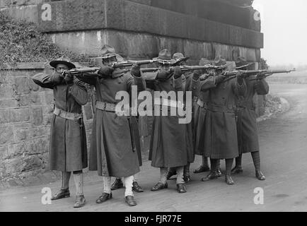 Soldats américains visant des fusils à ftir, première Guerre mondiale, 1917 Banque D'Images