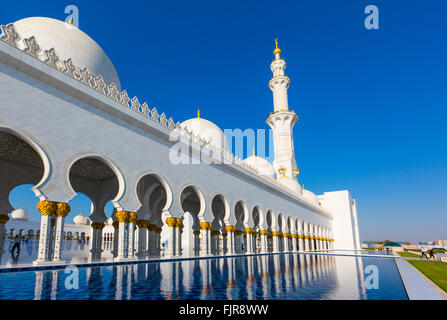 Arcades dans la mosquée Sheikh Zayed, la Grande Mosquée Sheikh Zayed, à Abu Dhabi, l'Émirat d'Abu Dhabi, Émirats Arabes Unis Banque D'Images