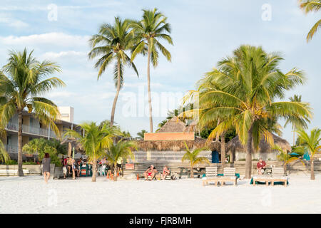 Et les gens de l'hôtel sur la plage de Fort Myers Beach sur Estero Island à côte ouest de la Floride, USA Banque D'Images