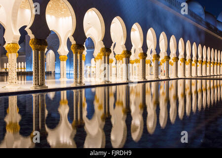 Arcades dans la mosquée Sheikh Zayed, la Grande Mosquée Sheikh Zayed, à Abu Dhabi, l'Émirat d'Abu Dhabi, Émirats Arabes Unis Banque D'Images