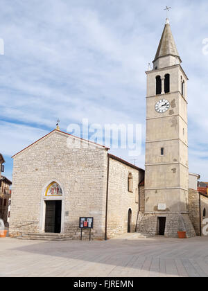 Eglise de saint Côme et Damien dans un carré de Fazana en Croatie. Banque D'Images
