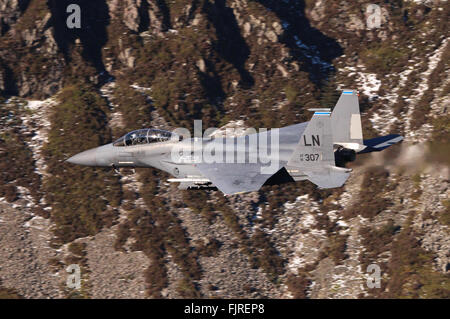 US Air Force F-15E Strike Eagle avion volant à basse altitude, au Pays de Galles, Royaume-Uni. Banque D'Images