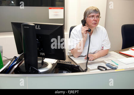 Infirmière à la réception à l'hôpital Banque D'Images