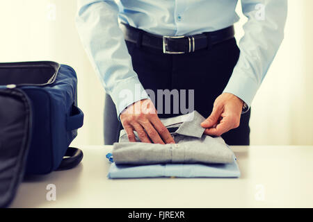 Businessman vêtements d'emballage dans un sac de voyage Banque D'Images