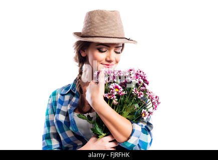 Femme en chemise à carreaux holding bouquet de chrysanthèmes Banque D'Images