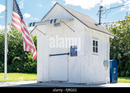 Bureau de poste Ochopee versé sur le Tamiami Trail dans la réserve nationale de Big Cypress, Everglades, Florida, USA Banque D'Images