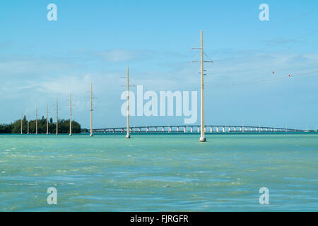 Canal 2 avec des lignes électriques, Craig et Overseas Highway US 1 Pont sur canal 5 à Key West, Florida Keys, USA Banque D'Images