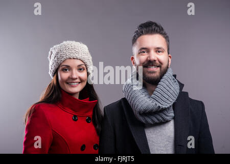 Femme en robe rouge et l'homme hipster. Studio shot Banque D'Images