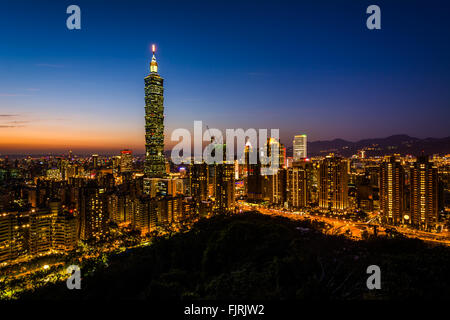 Vue de la ville de Taipei et Taipei 101 au coucher du soleil, de la montagne de l'éléphant, à Taipei, Taiwan. Banque D'Images