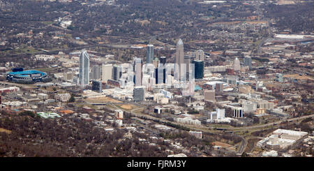 Avis de Charlotte (Caroline du Nord) à partir d'un avion commercial le Dimanche, Février 28, 2016. Des repères bien visibles : Bank of America Stadium, domicile de l'Carolina Panthers, à gauche, le Duke Energy Centre, Hearst Tower, la Bank of America Corporate Center, et le Time Warner Cable Arena, au centre droit, la maison de la NBA Charlotte Hornets. Credit : Ron Sachs/CNP - AUCUN FIL SERVICE - Banque D'Images