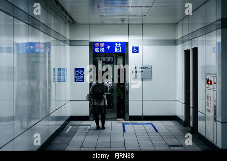Ascenseur et le couloir à l'intérieur de la gare de Dongmen, à Taipei, Taiwan. Banque D'Images