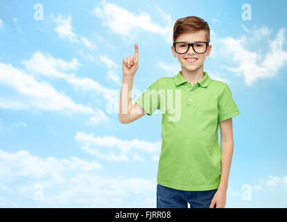 Happy boy en lunettes doigt jusqu' Banque D'Images