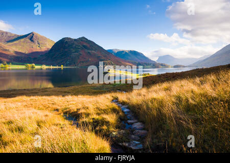 Sentier sur la rive d'Crummock Water. Le Parc National du Lake District, Cumbria, Angleterre Banque D'Images