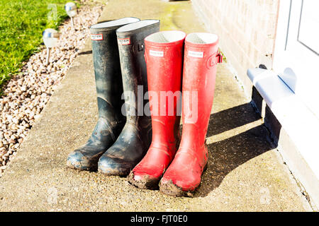 Des bottes Wellington Wellington wellies en dehors de la boue à pied les chasseurs font tout Banque D'Images