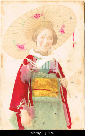 Fille geisha colorée à la main. Carte postale du début du xxe siècle Banque D'Images