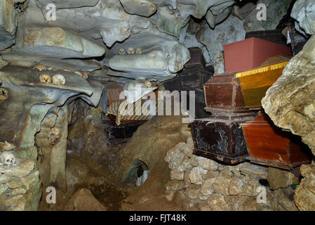 Des crânes et des cercueils dans la grotte. Londa est falaises et cave vieille sépulture dans Tana Toraja. Galeries de tau-tau sur balcon la garde du g Banque D'Images