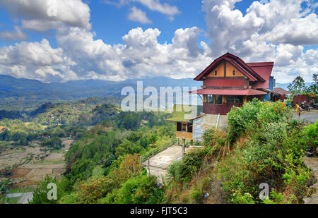 Coffee House sur la route avec vue sur les rizières en terrasses de Tana Toraja. Du sud de Sulawesi, Indonésie Banque D'Images