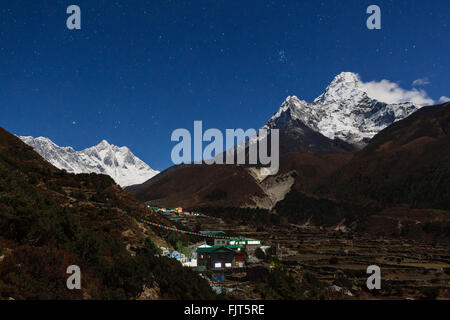 Lune sur Pangboche. Parc national de Sagarmatha. Le district de Solukhumbu. Le Népal. Banque D'Images