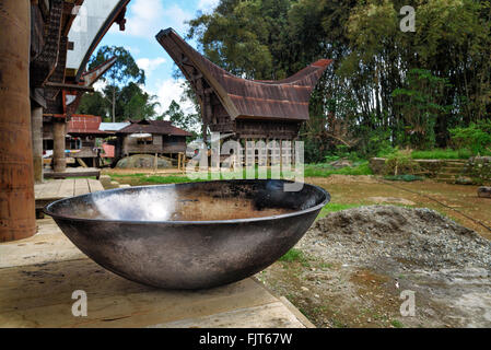Grand wok sur la rue dans le village. Toraga Tana Banque D'Images