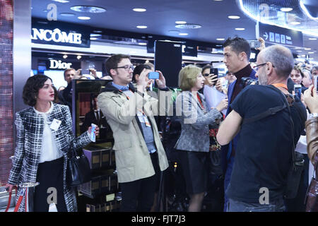 Madrid, Madrid, Espagne. 3e Mar, 2016. Le Portugais Cristiano Ronaldo, joueur du Real Madrid présente son nouveau parfum 'legacy' Cristiano Ronaldo World Duty Free à l'aéroport de Adolfo Suarez, le 3 mars 2016 à Madrid © Jack Abuin/ZUMA/Alamy Fil Live News Banque D'Images