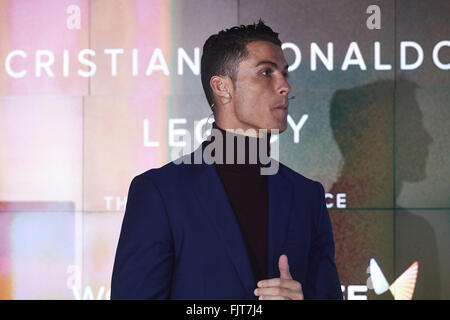 Madrid, Madrid, Espagne. 3e Mar, 2016. Le Portugais Cristiano Ronaldo, joueur du Real Madrid présente son nouveau parfum 'legacy' Cristiano Ronaldo World Duty Free à l'aéroport de Adolfo Suarez, le 3 mars 2016 à Madrid © Jack Abuin/ZUMA/Alamy Fil Live News Banque D'Images