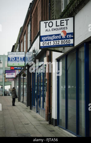 Une rue de Falkirk montrant magasins fermés Banque D'Images