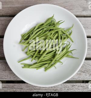 Assiette de haricots verts français fraîchement cueilli du potager Banque D'Images