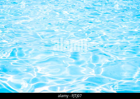 Bleu lumineux agita la surface de l'eau dans la piscine Banque D'Images