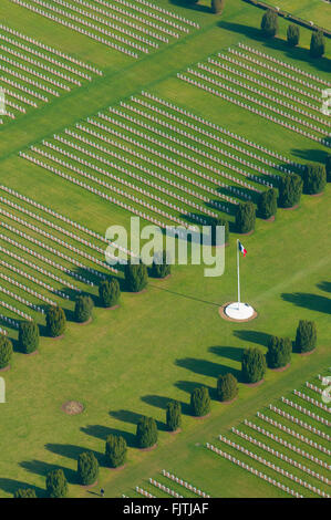 Meuse (55), Verdun, champs de batailles de la 1ere Guerre mondiale, Douaumont, cimetiere militaire (vue aerienne) // France, Me Banque D'Images