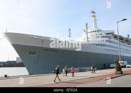 Hôtel Ship S.S. Rotterdam, ancien paquebot de croisière et, amarré à Rotterdam, Pays-Bas, Maashaven Harbour Banque D'Images