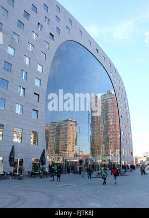 Blaak square, réflexions dans la façade en verre de la Rotterdamse Markthal Marché Rotterdam (hall), la conception par les architectes MVRDV Banque D'Images