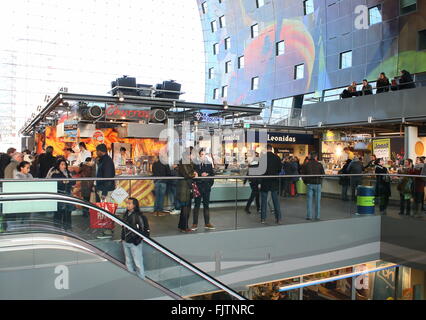 Les gens de shopping de la Rotterdamse Markthal (Halle) Rotterdam, Rotterdam, Pays-Bas Banque D'Images