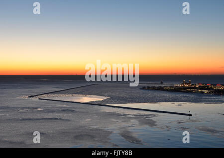 Lever du soleil d'hiver sur le lac Michigan à Chicago, Illinois avec le Navy Pier, au loin. Banque D'Images