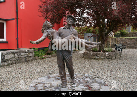 Homme tranquille statue en bronze de l'exécution de John Wayne, Maureen O'Hara, Cong, dans le comté de Mayo Banque D'Images